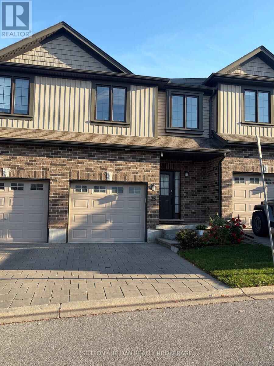 Property Photo:  1030 Oakcrossing Gate 35  ON N6H 0H1 