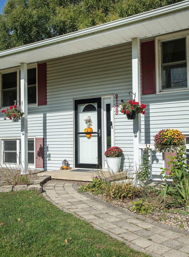 Property Photo:  2128 Cardinal Drive  IA 50701 