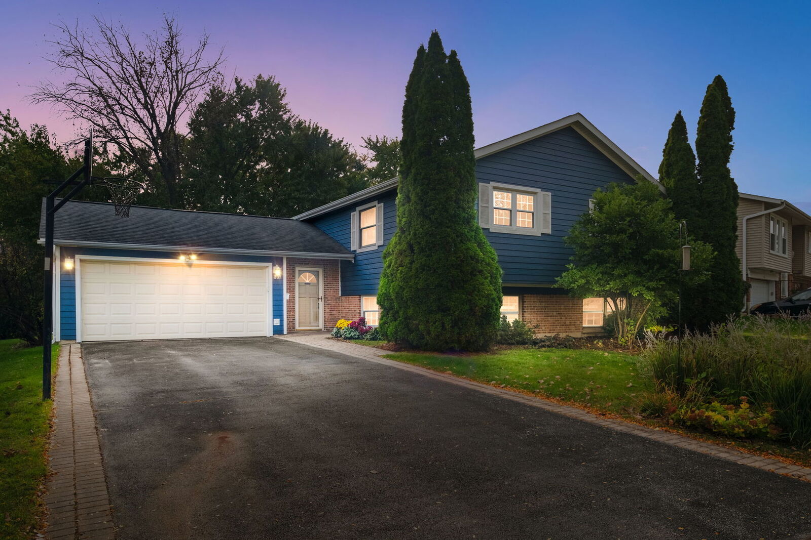 Property Photo:  307 W Tanglewood Drive  IL 60004 