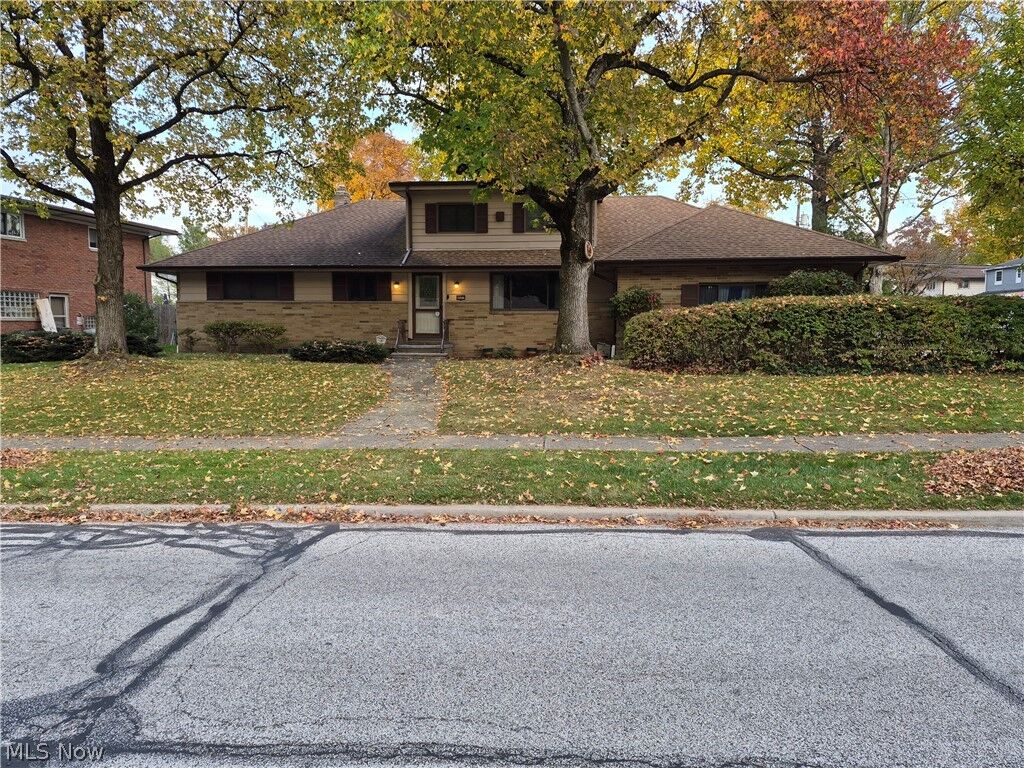 Property Photo:  6697 Greenbriar Drive  OH 44130 