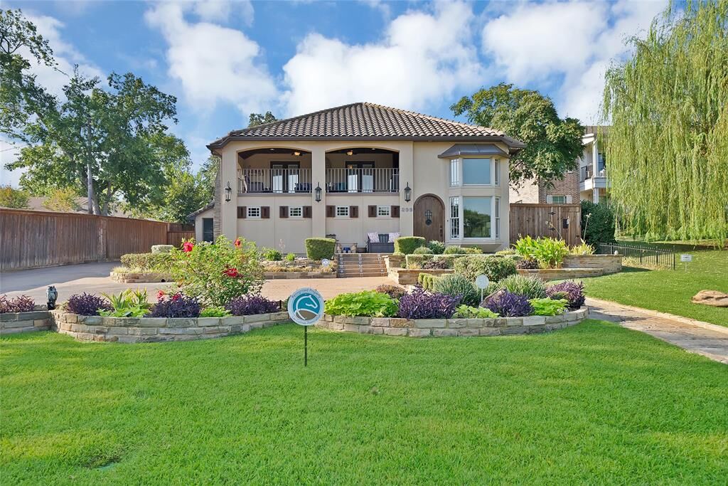 Property Photo: 306 E Rochelle Boulevard TX 75062