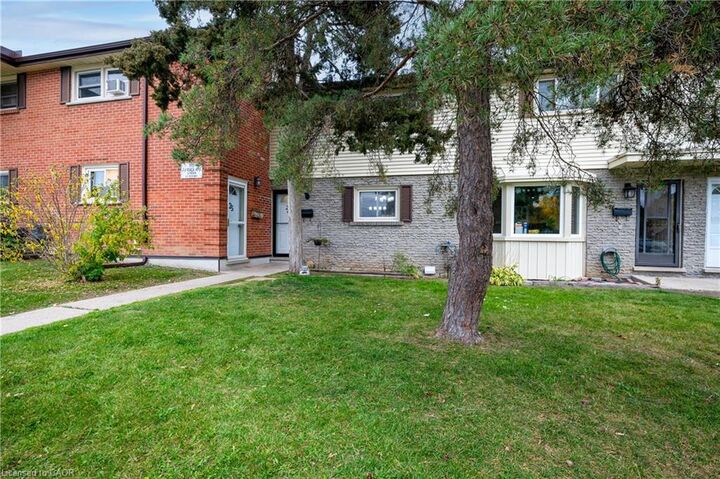 Property Photo:  162 Jansen Avenue 26  ON N2A 2L7 