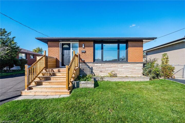 Property Photo:  135 Nugent Drive Upper  ON L8H 2N3 