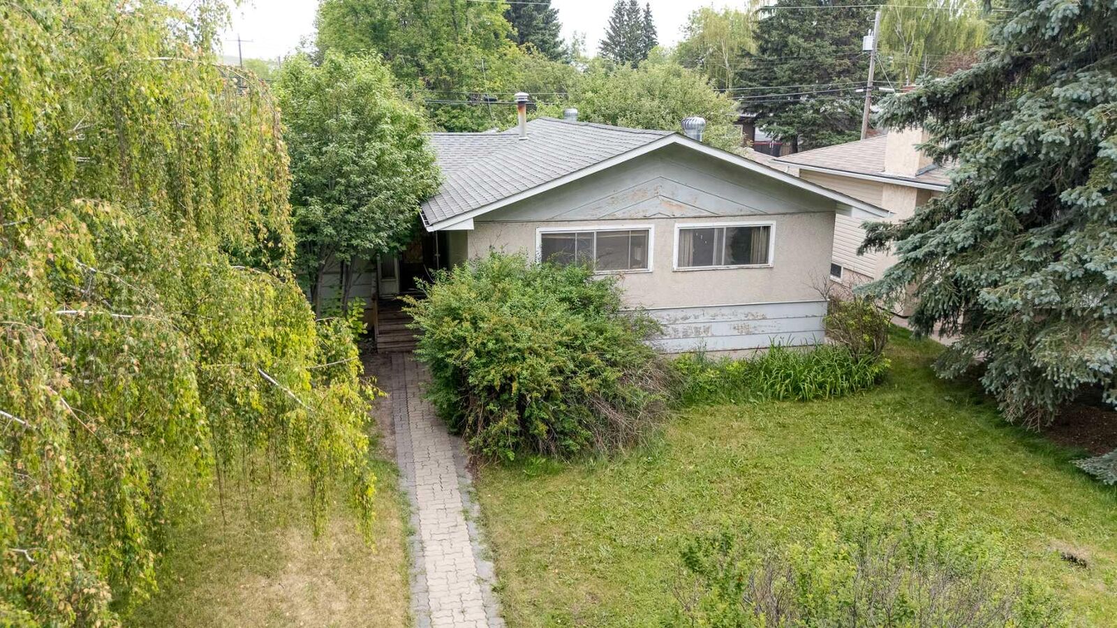Property Photo:  2836 Brentwood Boulevard NW  AB T2L 1J5 