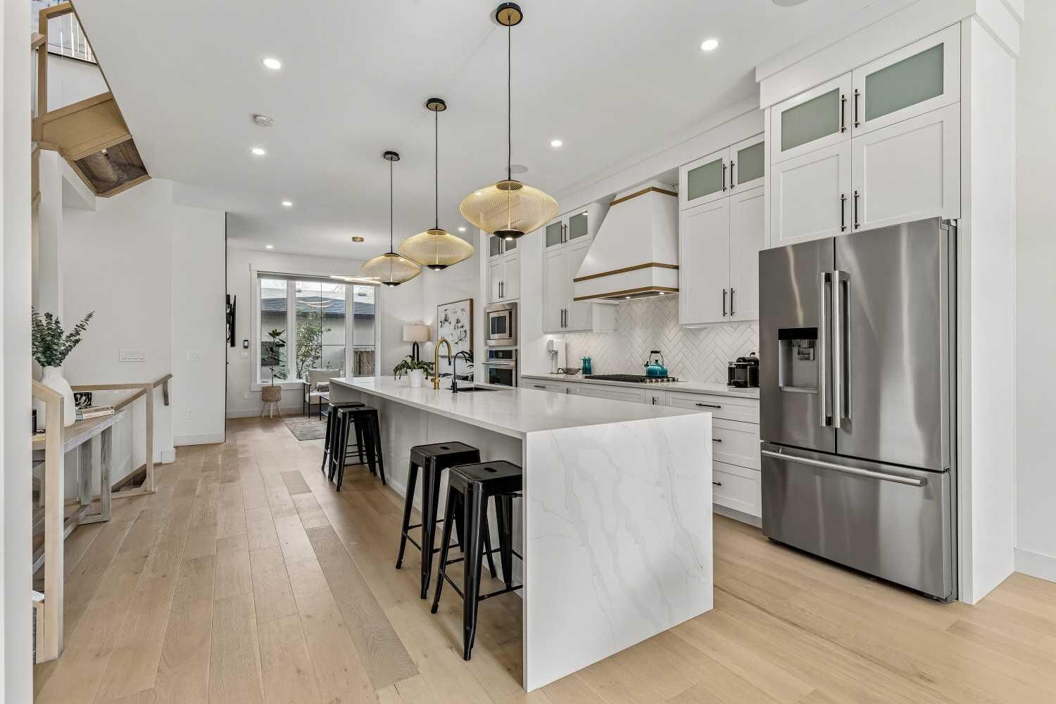 Property Photo:  2132 53 Avenue SW  AB T3E 1K8 