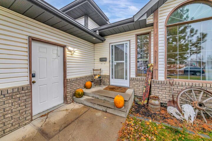 Property Photo:  4003 59 Avenue Close  AB T9V 2R9 