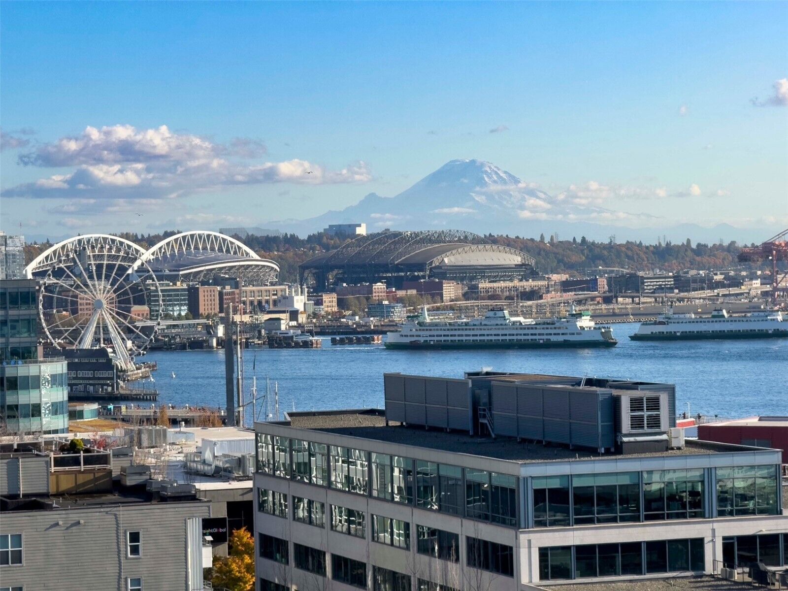 Property Photo:  2607  Western Avenue 804  WA 98121 