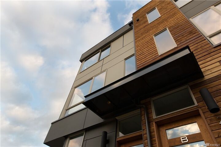 Property Photo:  206  22nd Avenue B  WA 98122 
