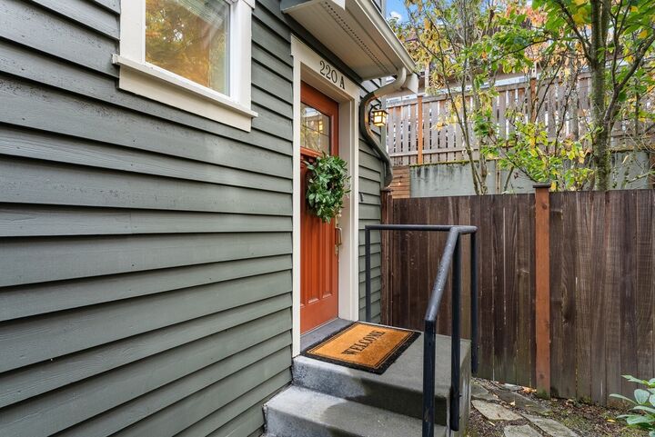 Property Photo: 220 12th Avenue E A WA 98102