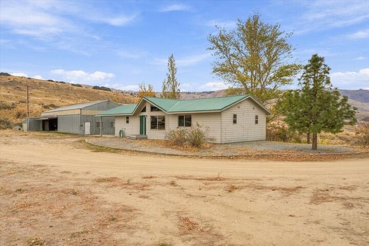 Property Photo:  685 NW Road 20 Road  WA 98858 