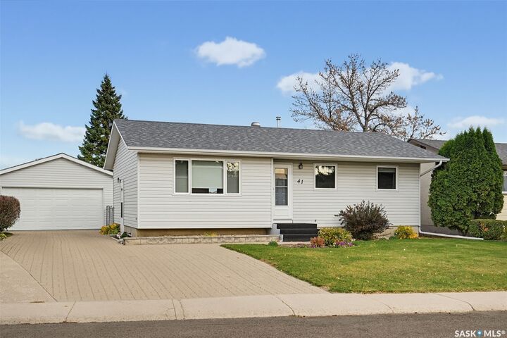 Property Photo: 41 Arnason Crescent SK S7H 4M7