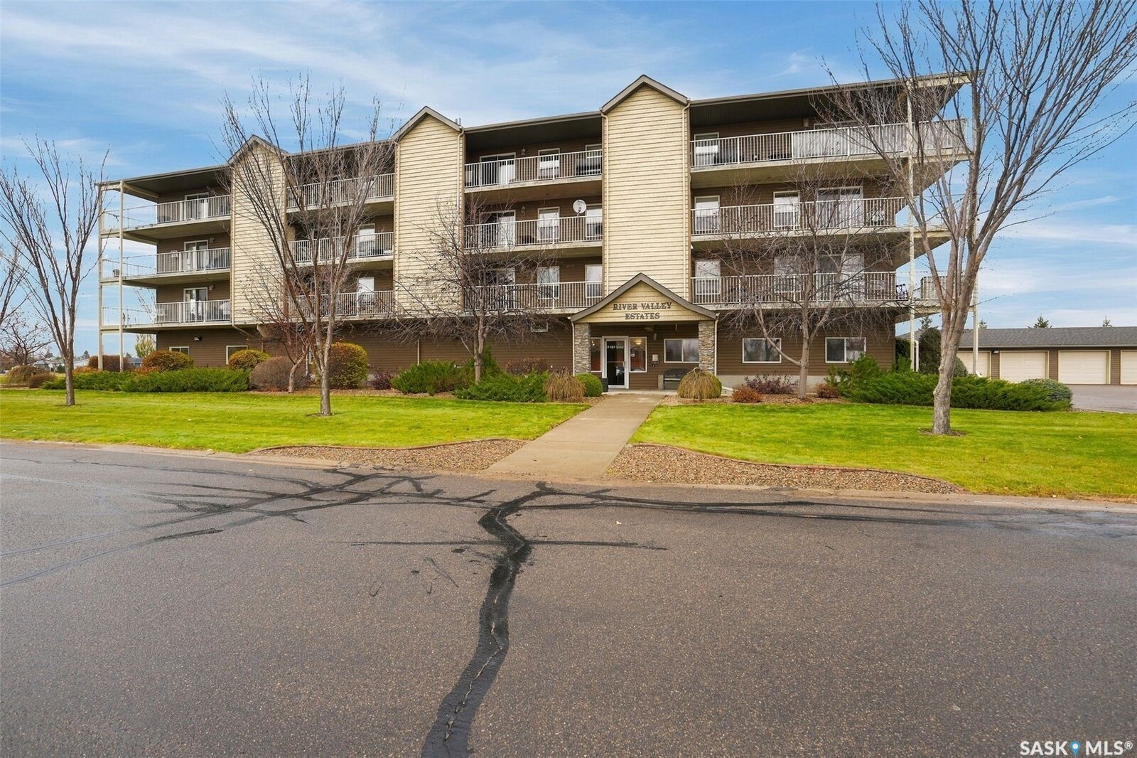 Property Photo:  2 18th Street E 207  SK S0M 0E0 