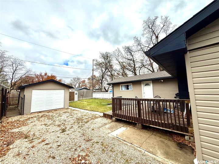 Property Photo:  64 10th Street NE  SK S4H 1G7 