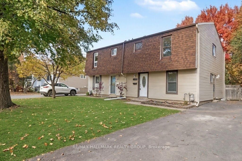 Property Photo:  1329 Lotus Street  ON K1J 8B1 