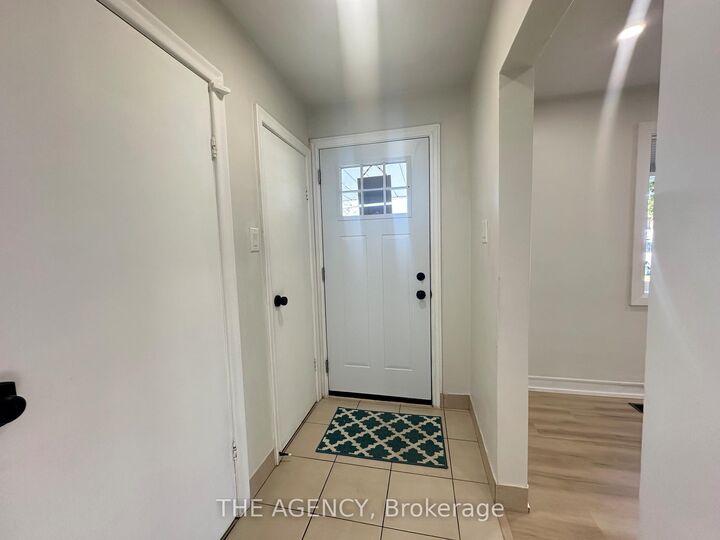 Property Photo:  99 Jay Street Main  ON M6L 2M3 
