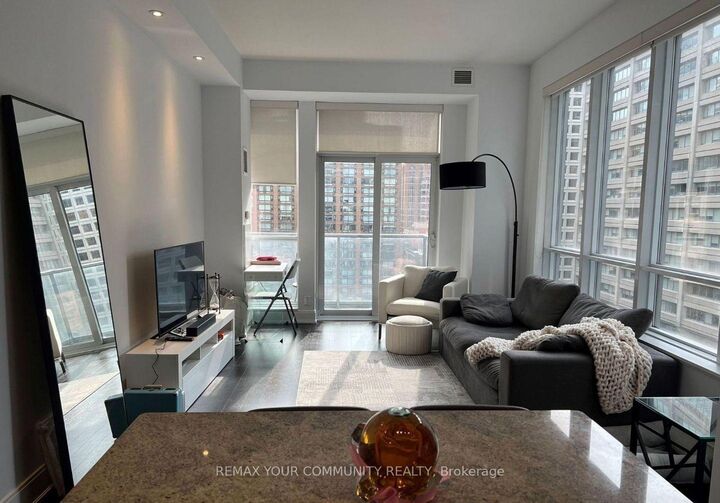 Property Photo:  21 Balmuto Street 1106  ON M4Y 1W4 