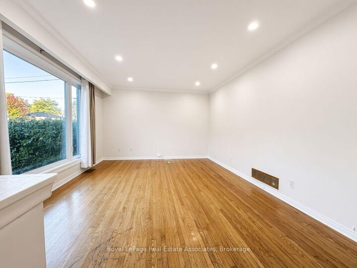 Property Photo:  10 Elizabeth Street Upper  ON L7G 3K2 