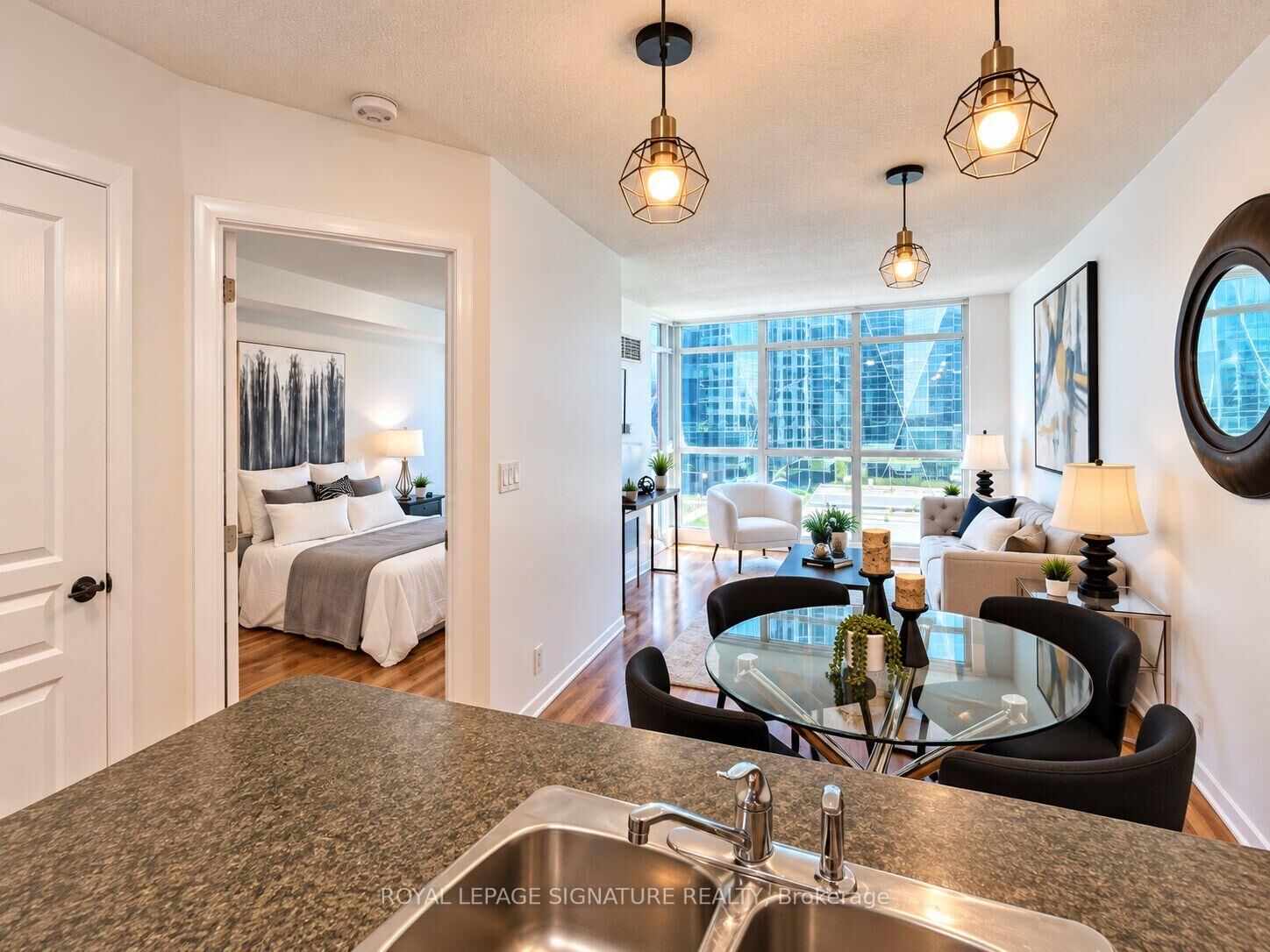 Photo de la propriété: 18 Yonge Street 1801 ON M5E 1Z8