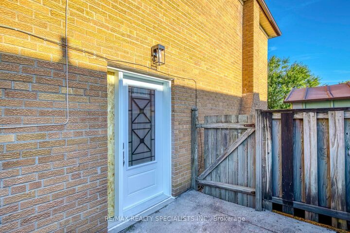 Property Photo:  7605 Discus Crescent Lower  ON L4T 2V4 