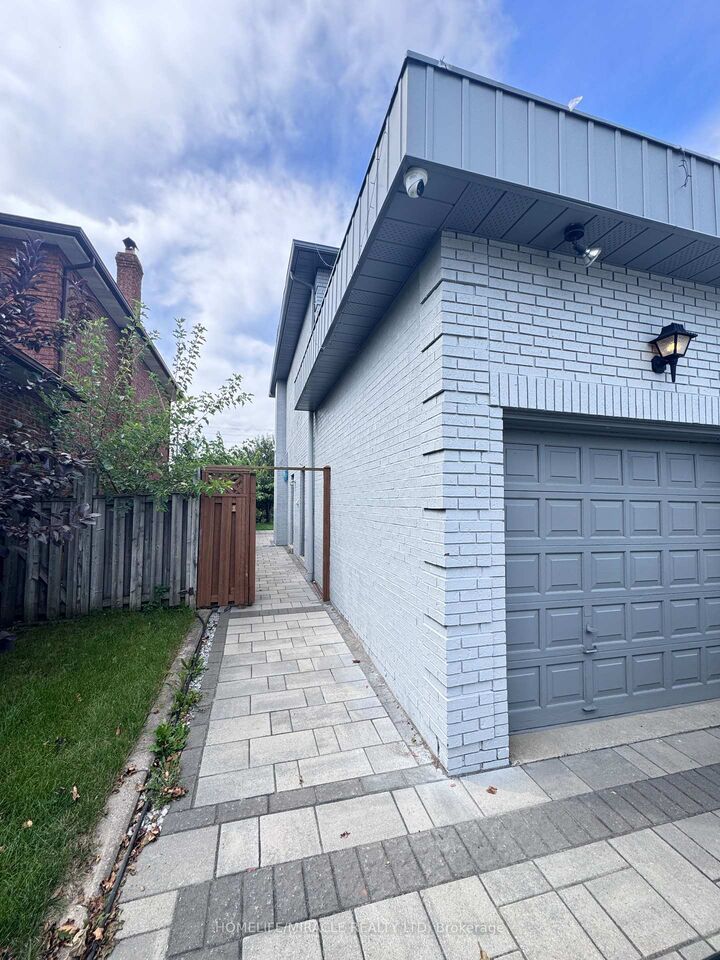 Property Photo:  8 Keeleview Court Bsmt  ON L4K 2A7 