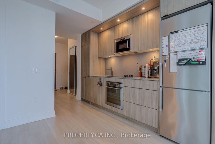 Property Photo:  30 Inn On The Park Drive 2402  ON M3C 0P7 