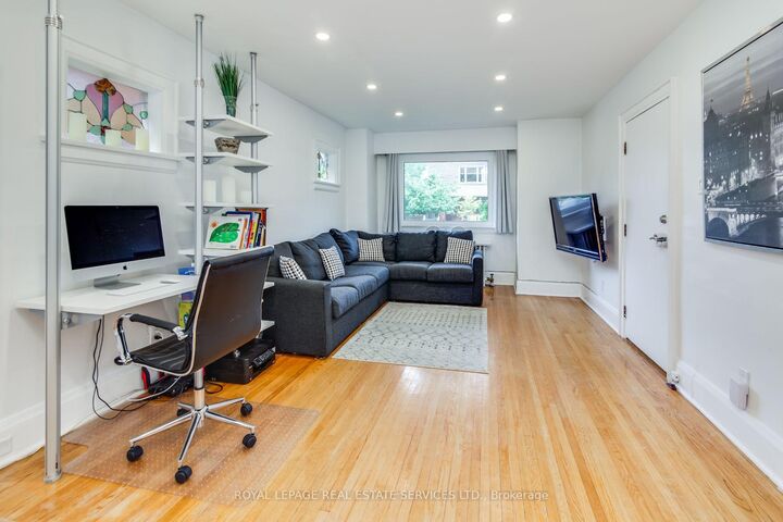 Property Photo:  23 Kings Park Boulevard  ON M4J 2B7 