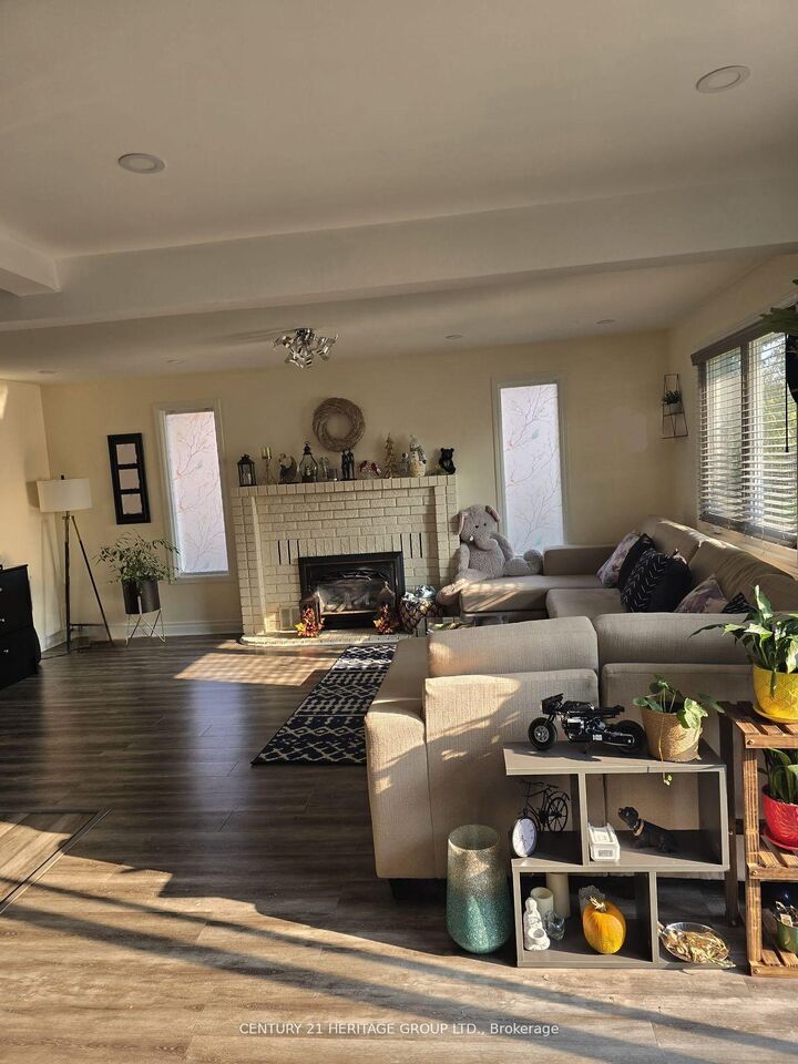 Property Photo:  142 Hialeah Crescent Main  ON L1N 7L6 