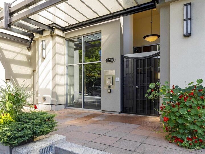 Property Photo:  1238 Richards Street 1808  BC V6B 6M6 