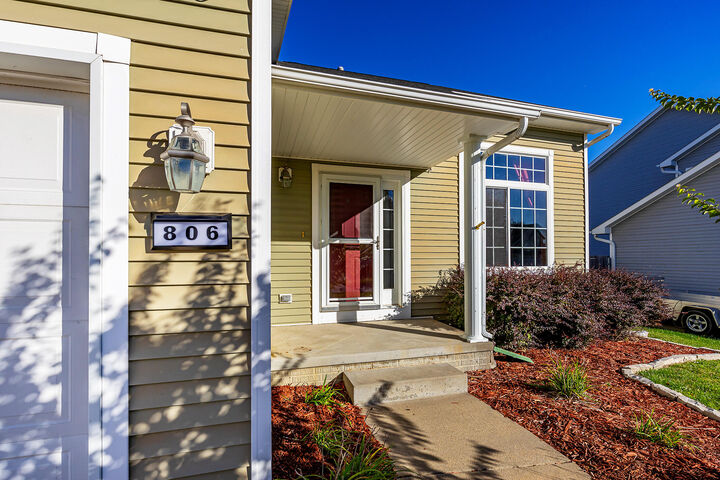 Property Photo: 806 Edgewater Drive IA 50226