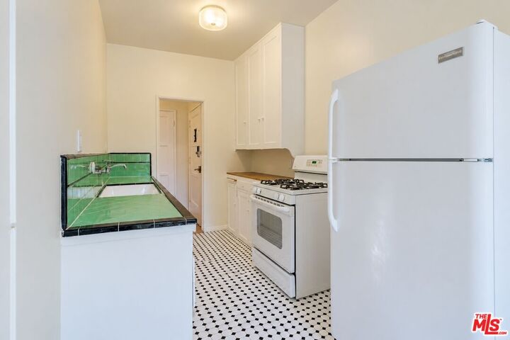 Property Photo:  1133 S Wooster St, Unit 102  CA 90035 