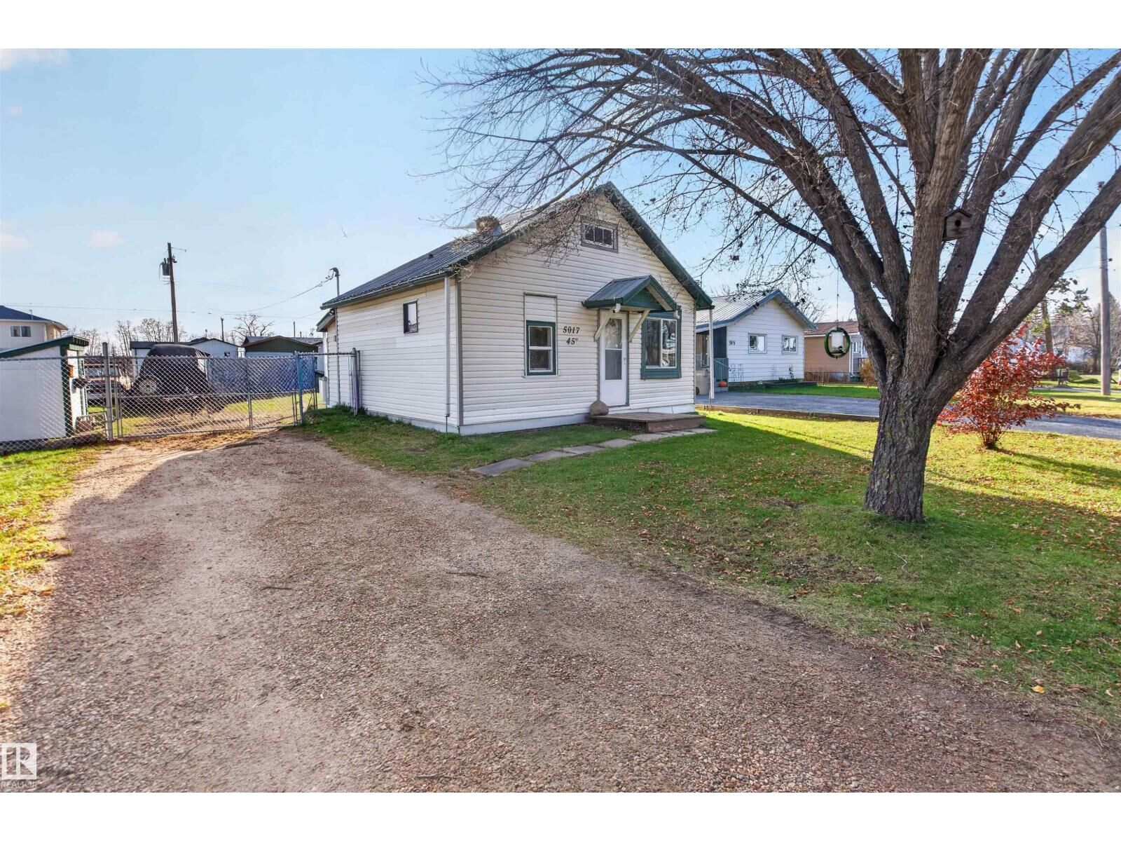 Property Photo: 5017 45 Av AB T0C 0V0