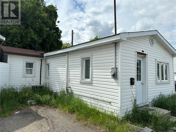 Property Photo:  422 King Street / 499 Percy Avenue  ON P3B 2L1 