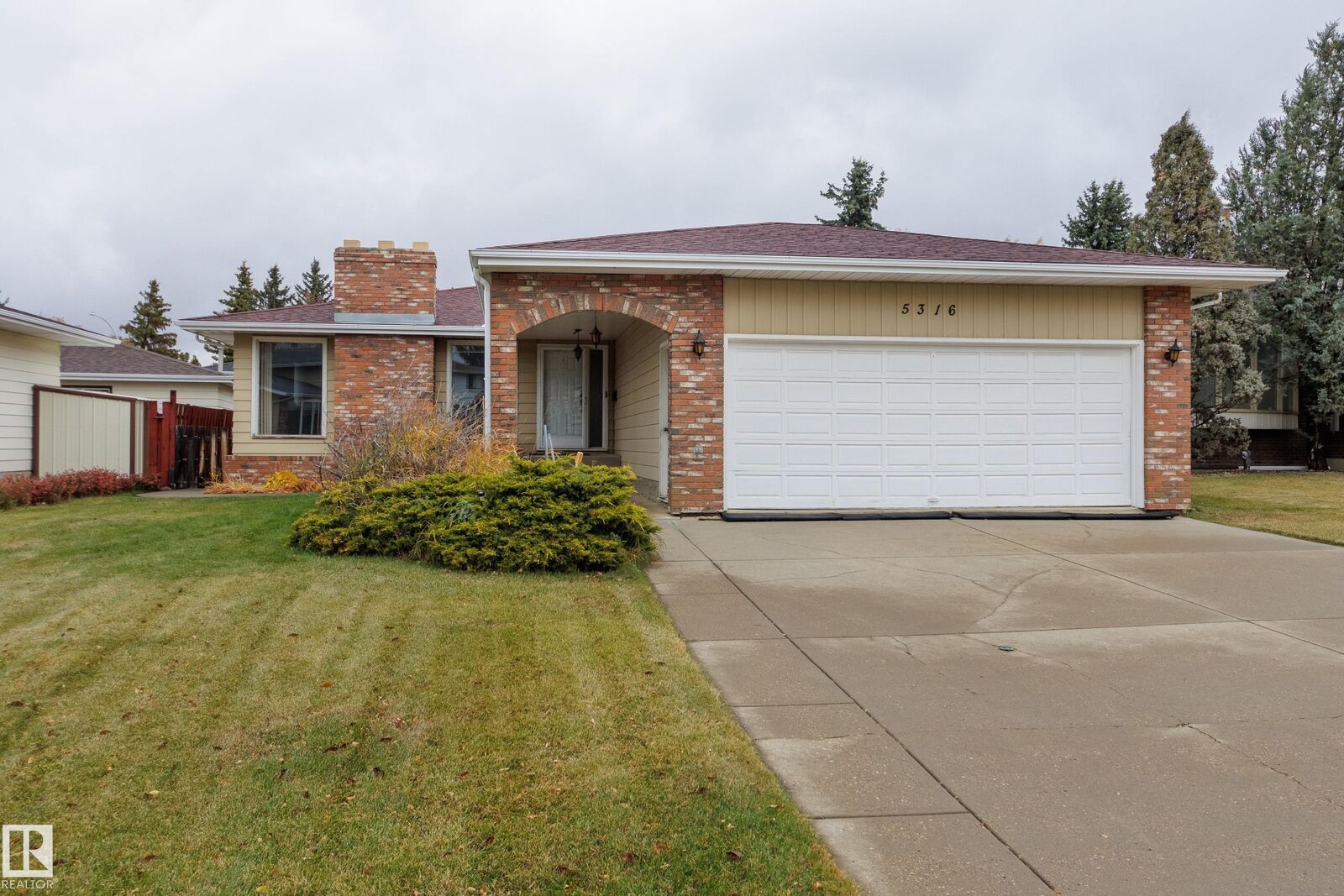 Property Photo:  5316 Hillview Crescent NW  AB T6L 2E4 