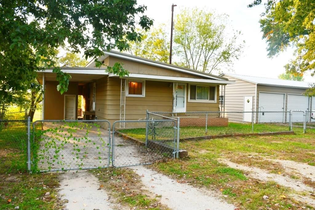 Property Photo:  220 N Glenwood Street  KS 67337 