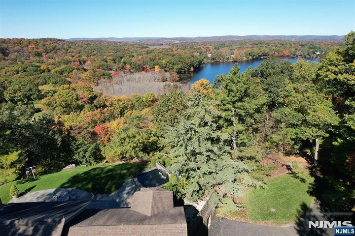 Property Photo:  999 Cherokee Lane  NJ 07417 