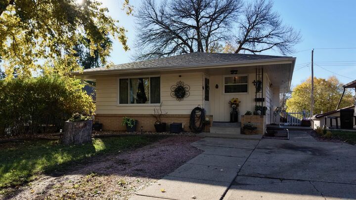 Property Photo:  2821 S Cypress  IA 51106 