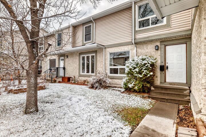 Property Photo:  111 Deer Ridge Lane SE  AB T2J 6N3 
