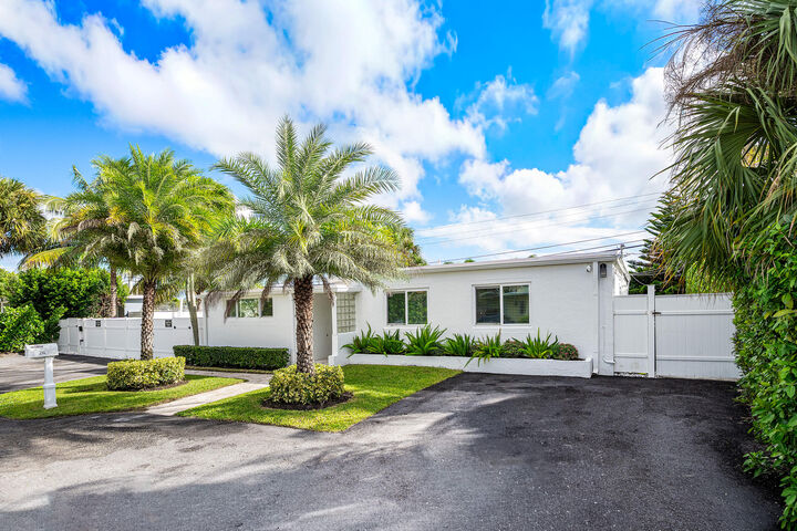 Property Photo: 214 Seacrest Lane FL 33444