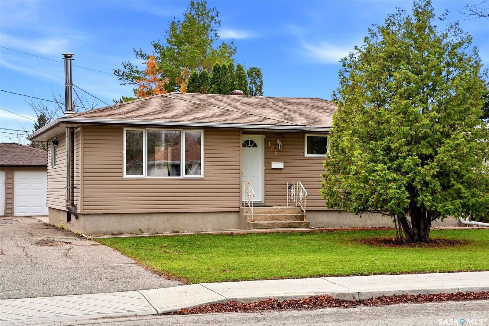 Property Photo:  125 Stapleford Crescent  SK S4S 4S8 