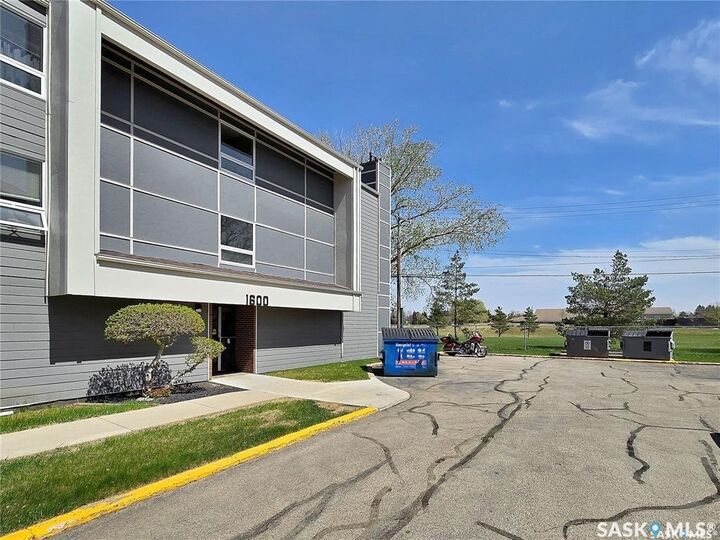Property Photo: 425 115th Street E 1615 SK S7N 2E5
