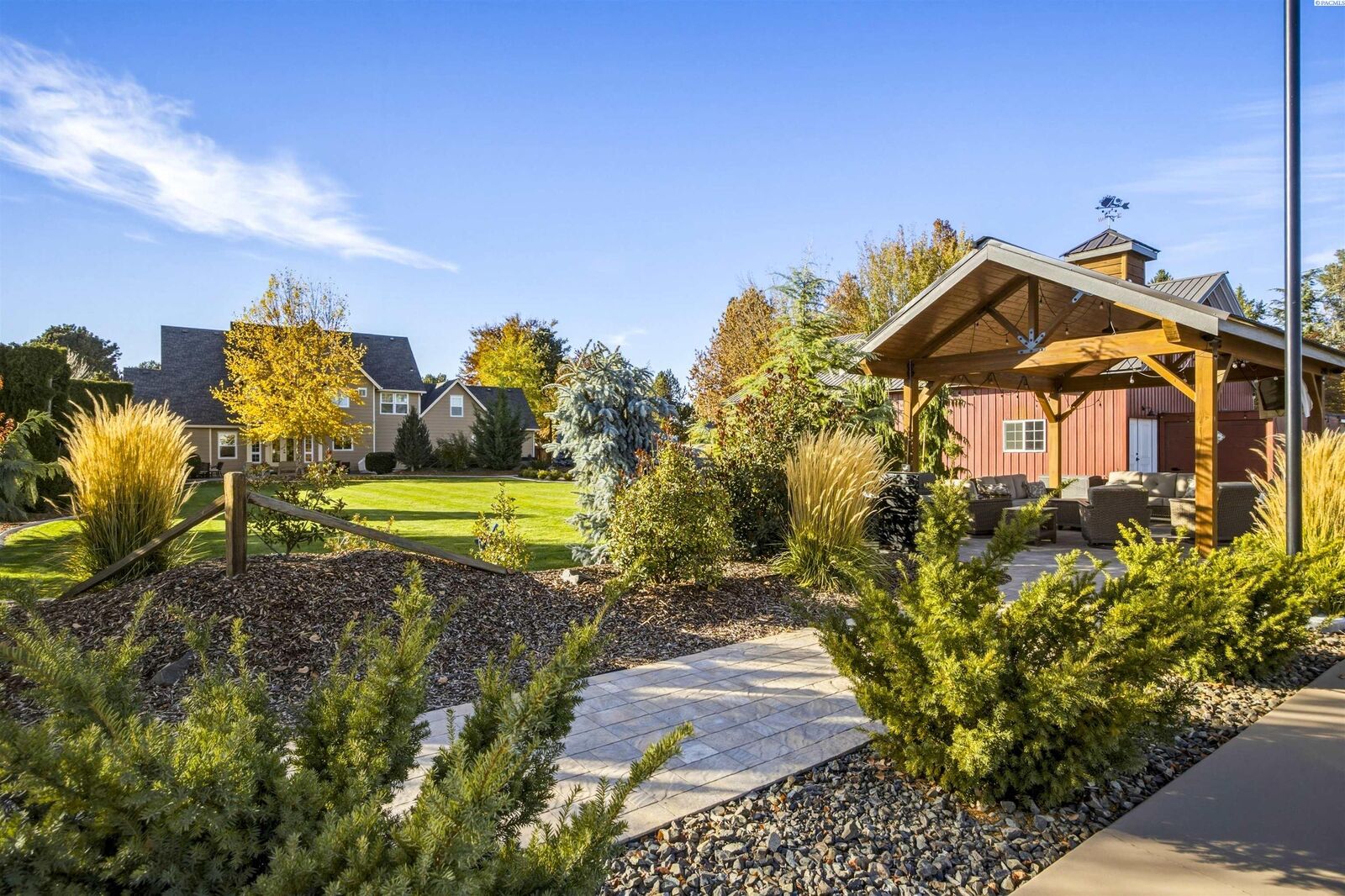 Property Photo: 2613 Road 80 WA 99301