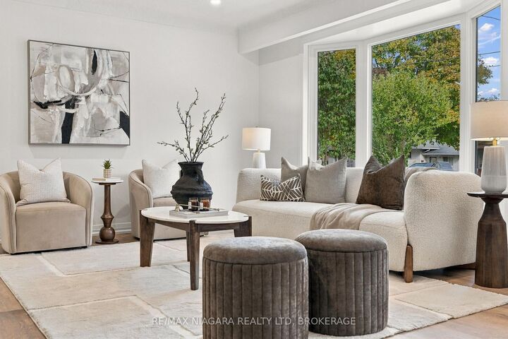 Property Photo: 10 Highcourt Crescent ON L2M 3M6