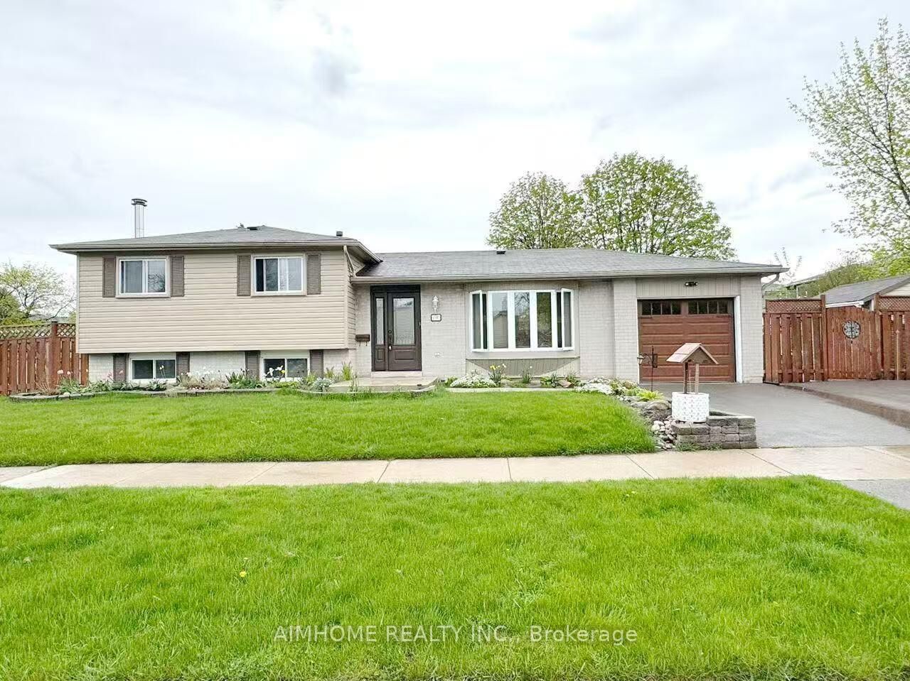 Property Photo:  1597 Newlands Crescent  ON L7M 1P2 