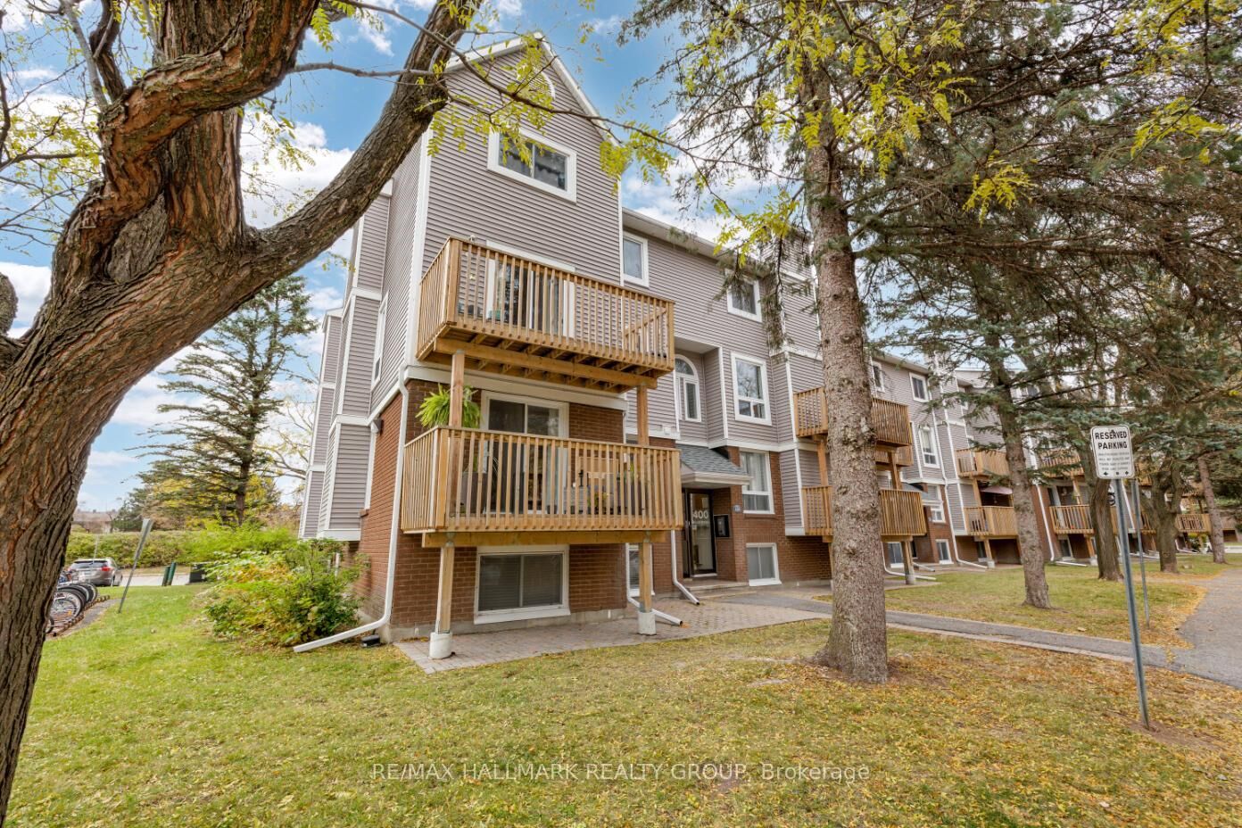 Property Photo:  400 Fenerty Court 1  ON K2L 3A9 