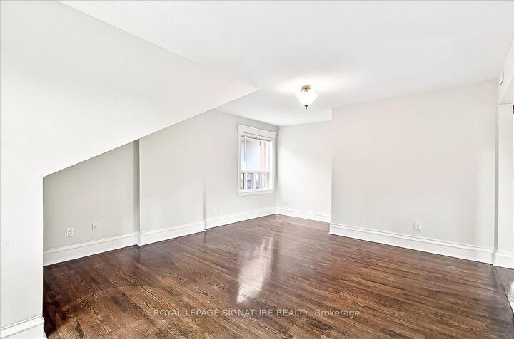 Property Photo: 12 Foxbar Road 3 ON M4V 2G6