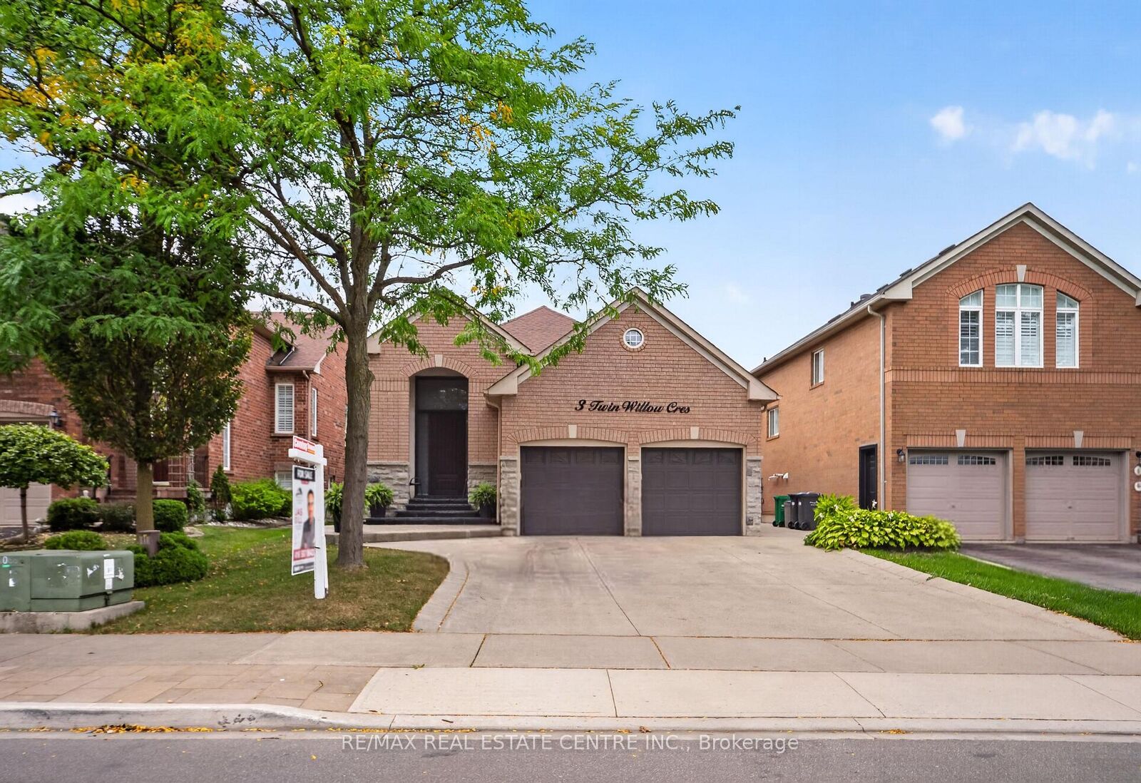 Property Photo: 3 Twin Willow Crescent ON L7A 1J9