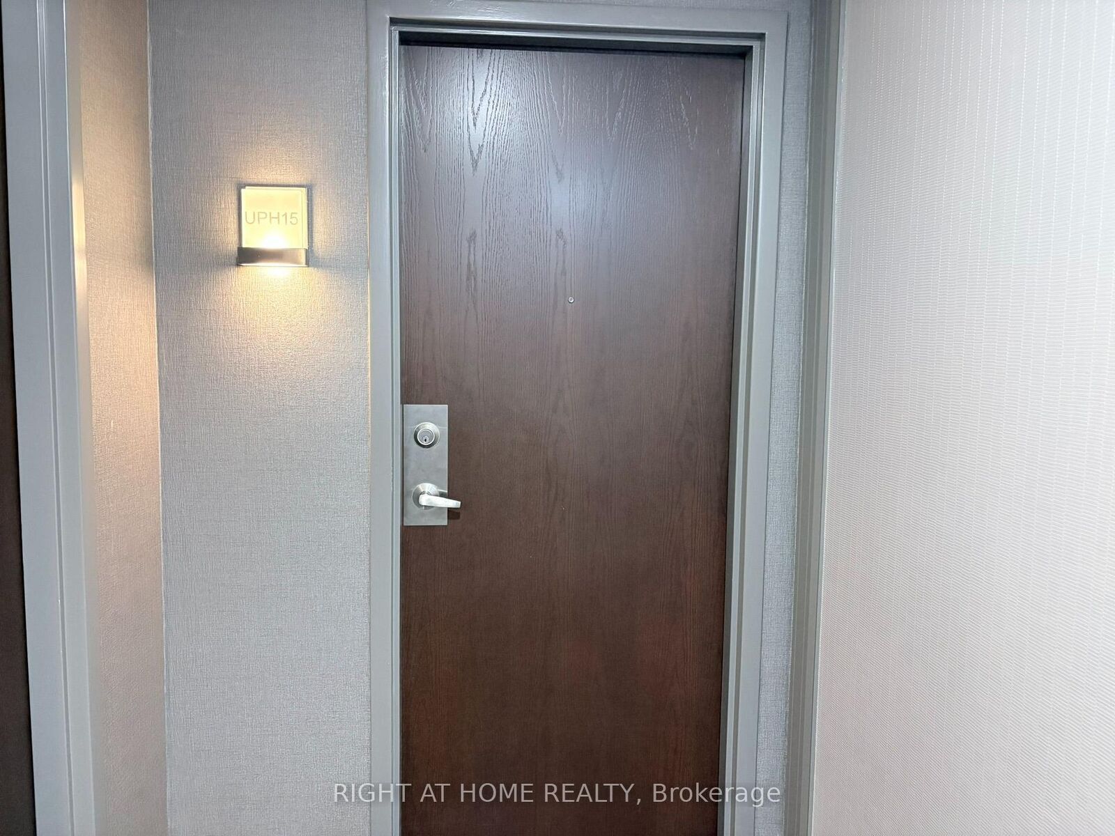 Property Photo: 19 Avondale Avenue Uph15 ON M2N 0A6