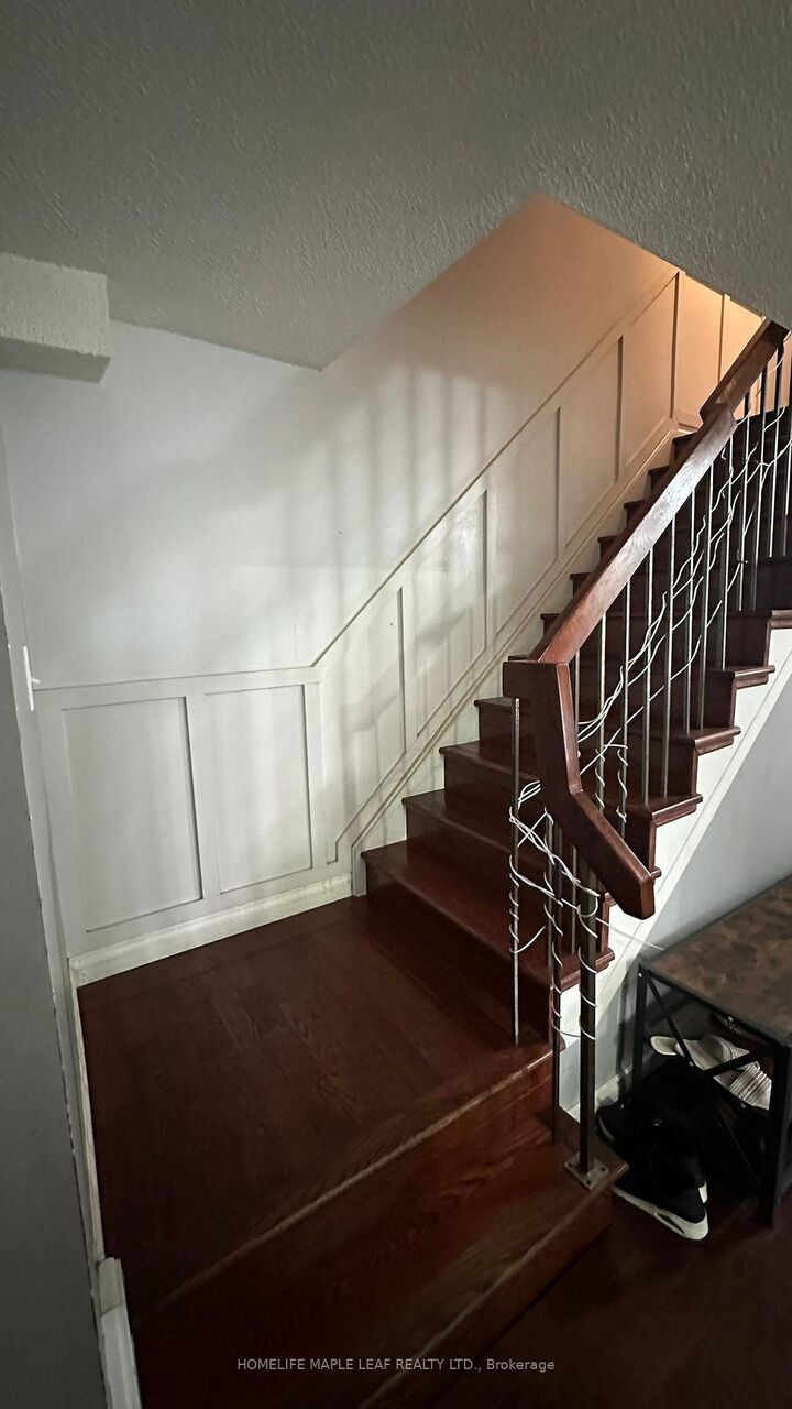 Property Photo:  31 Newbridge Crescent Main Floor  ON L6S 4B5 