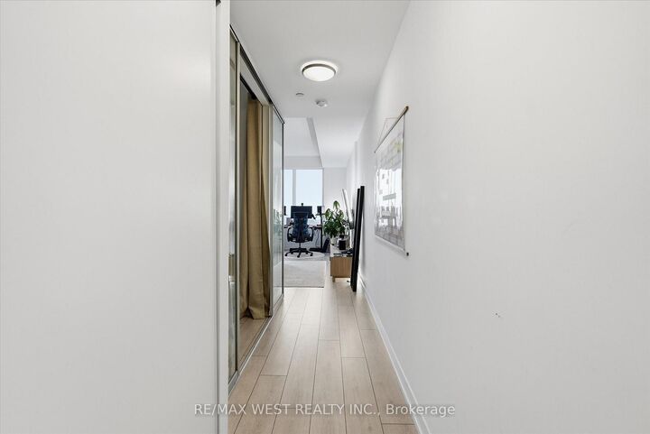 Property Photo: 270 Dufferin Street 819 ON M6K 0H8