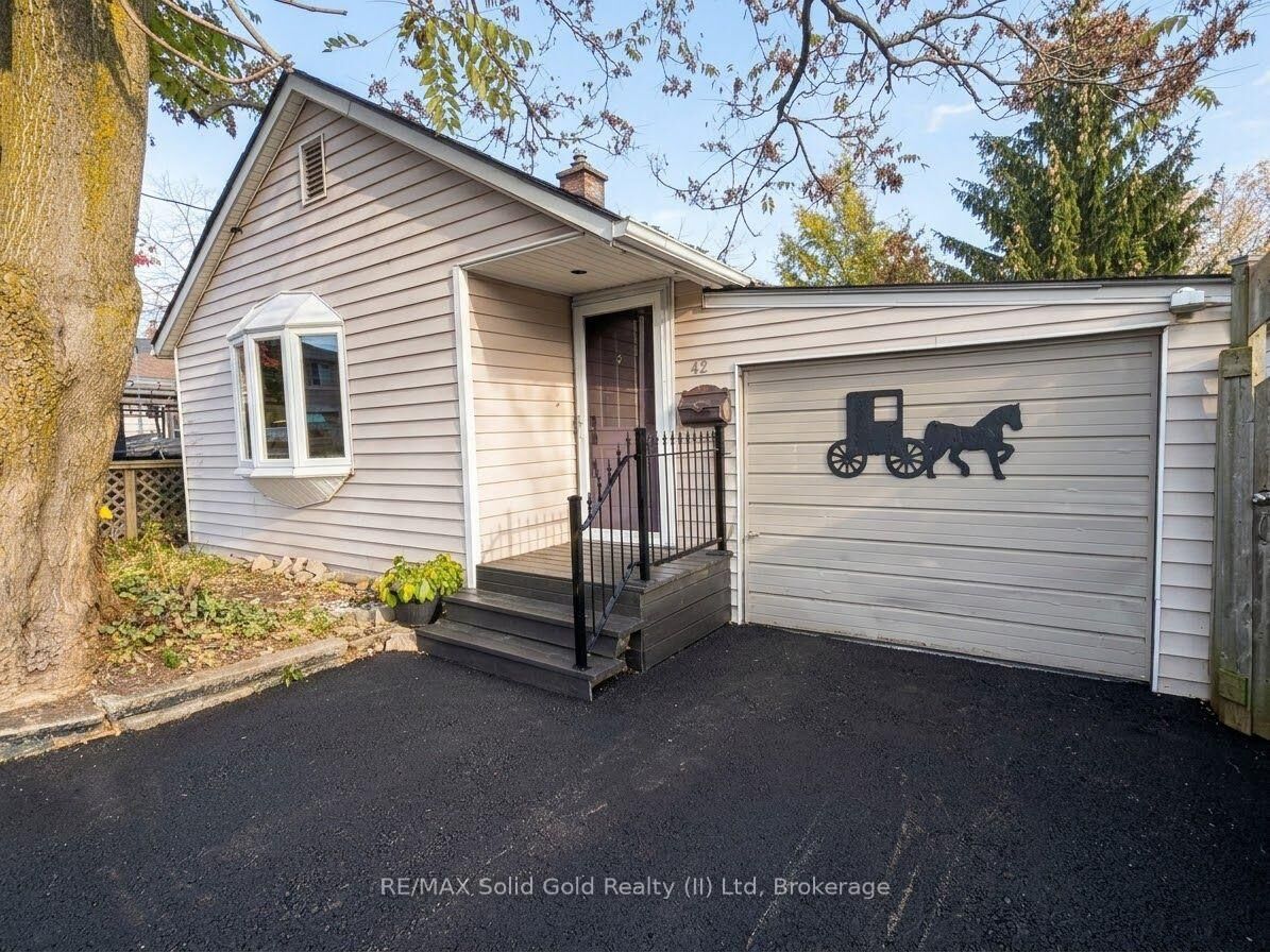 Property Photo:  42 Emery Street W  ON N6J 1R6 